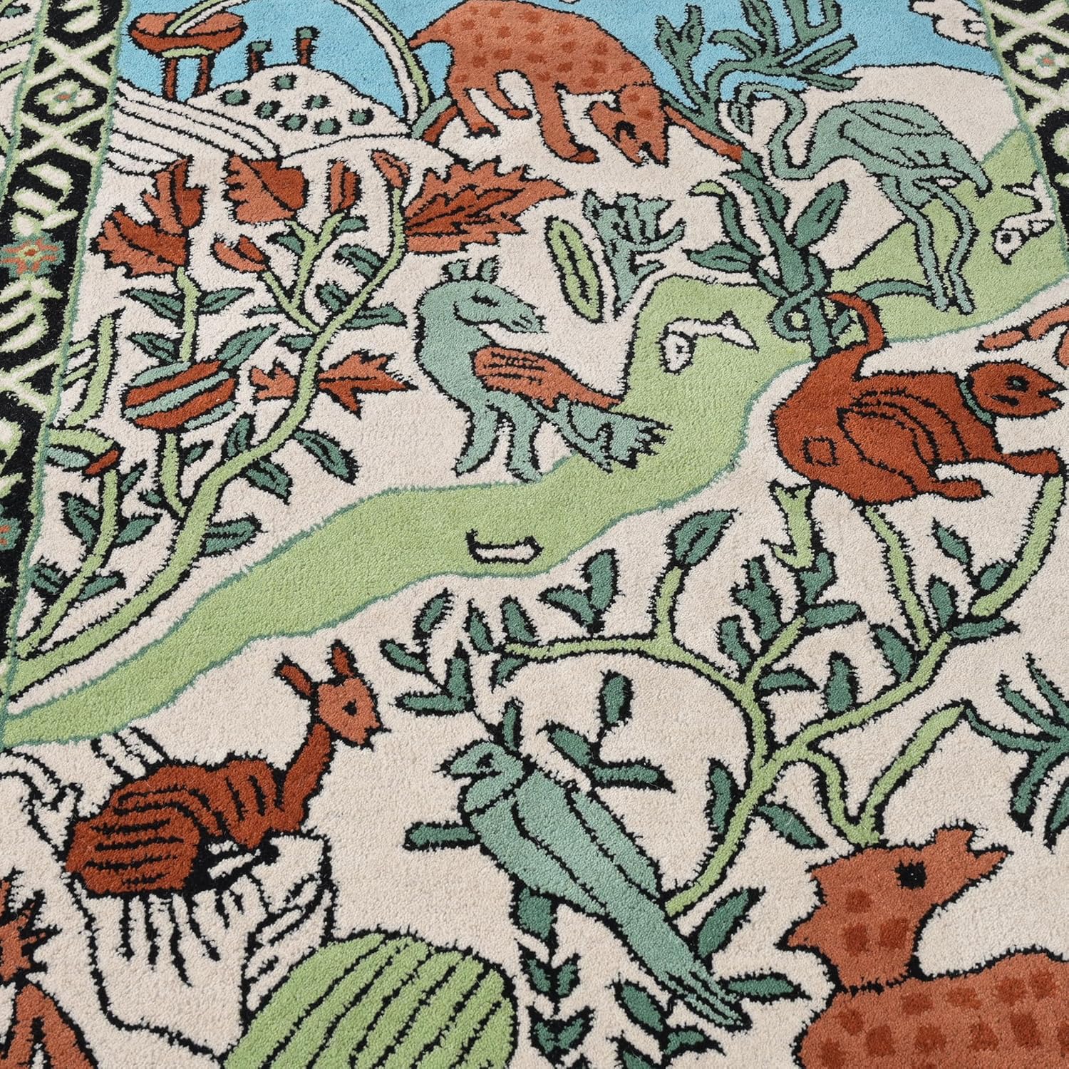 Heritage Animal Motif Wool Rug – Hand-Tufted Oriental Design