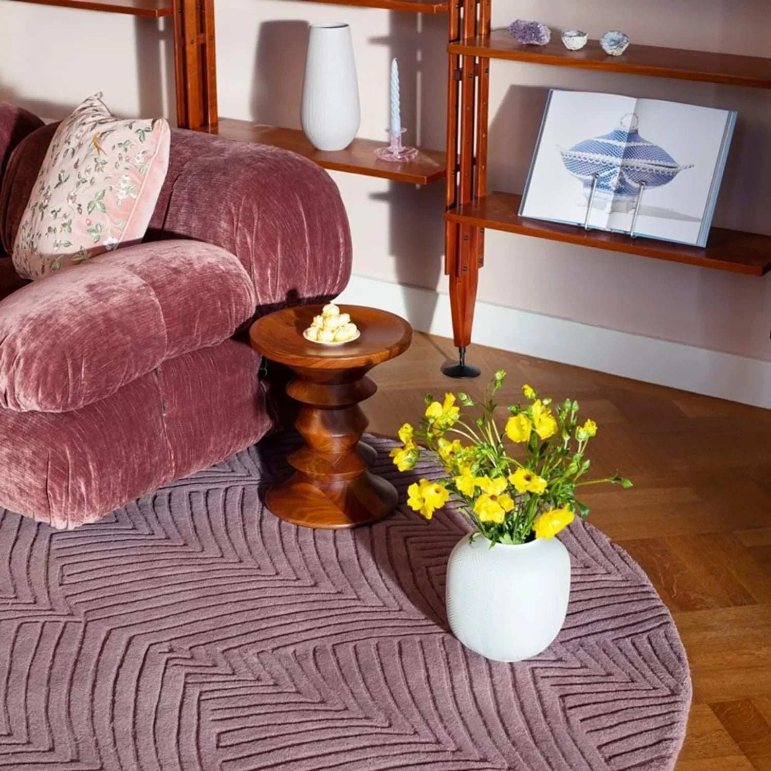 Modern living room with a petal-pattern round wool carpet by Bhadohi Carpets House