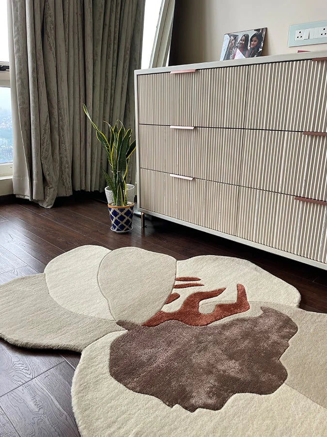 White Color Irregular Wool & Viscose Silk Hand-Tufted Rug